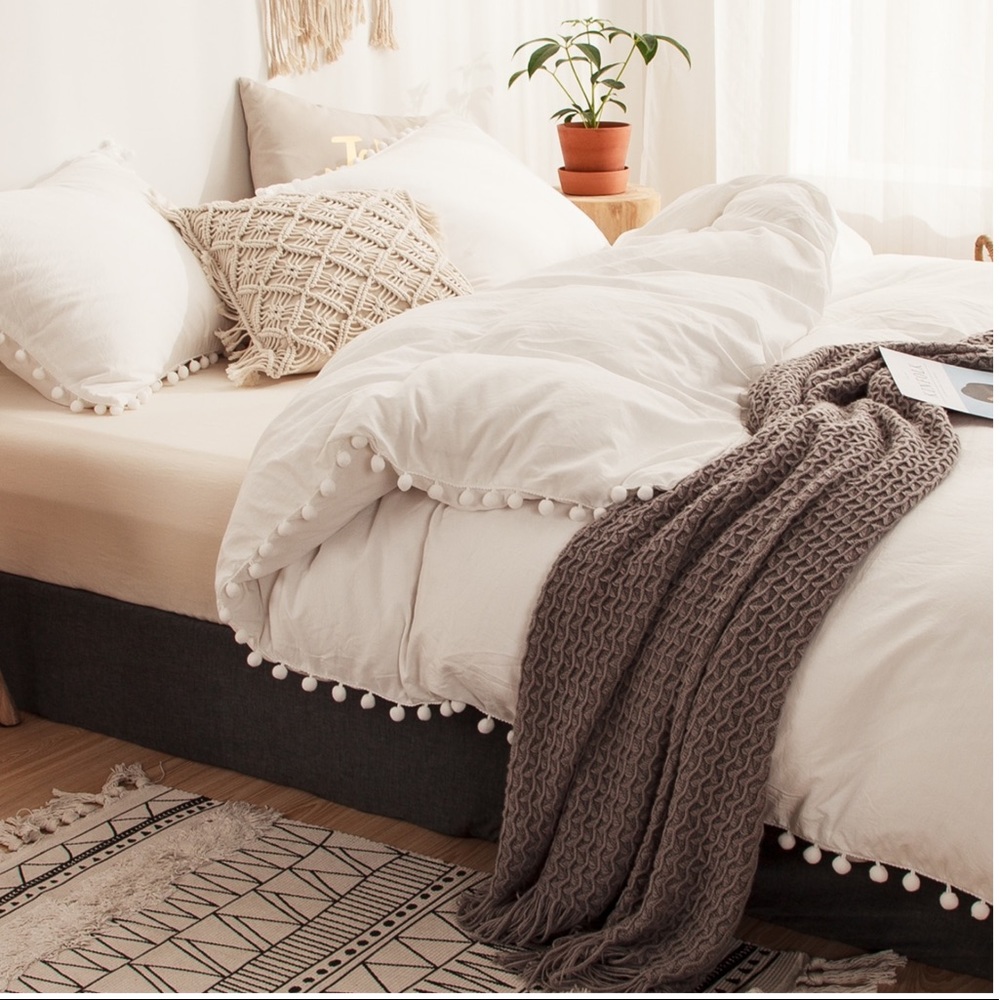 ✨Gorgeous White Pom Pom Duvet Set✨
